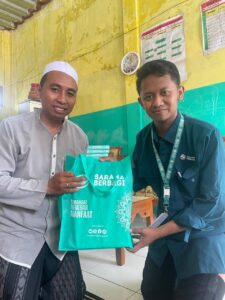 Tentu, mari kita kemas ulang artikel ini agar lebih segar, persuasif, dan sesuai dengan identitas Yayasan SARANA Berbagi, lengkap dengan optimasi SEO yang Anda minta. Paket Kebaikan Sembako: Amalan Sederhana yang Menjadi Penopang Hidup Sesama Di tengah kondisi ekonomi yang fluktuatif, satu paket sembako mungkin terlihat biasa saja bagi kita. Namun, bagi keluarga yang sedang kesulitan, paket tersebut adalah penyambung harapan dan bukti bahwa mereka tidak sendirian. Inilah alasan mengapa berbagi kebaikan sembako memiliki nilai yang sangat mendalam. Dalam pandangan kemanusiaan dan spiritual, berbagi makanan bukan sekadar empati sosial. Ia adalah tindakan nyata yang menyentuh kebutuhan paling mendasar manusia. Bersama Yayasan SARANA Berbagi, mari kita bedah mengapa amalan ini begitu istimewa. Keutamaan Berbagi Bahan Pokok Memberi makan adalah bentuk kebaikan yang manfaatnya bisa langsung dirasakan tanpa tertunda. Rasulullah SAW pernah berpesan kepada umatnya untuk menebarkan salam dan memberikan makan kepada sesama. Mengapa hal ini begitu utama? Karena dengan terpenuhinya kebutuhan perut, seseorang bisa kembali memiliki kekuatan untuk beribadah, bekerja, dan menjaga martabat hidupnya. Sembako menjadi pilihan yang sangat tepat karena mencakup kebutuhan inti rumah tangga. Manfaat Luas dari Satu Paket Kebaikan Sedekah sembako menciptakan efek domino kebaikan yang menyentuh berbagai sisi: Bagi Penerima: Menjaga dapur tetap menyala dan meringankan beban pikiran. Bantuan ini sering kali menjadi jawaban atas doa-doa mereka di tengah kecemasan akan hari esok. Bagi Pemberi: Menjadi sarana pembersih harta dan pembawa ketenangan batin. Keyakinan bahwa harta yang dibagikan tidak akan berkurang, melainkan tumbuh penuh keberkahan, menjadi motor penggerak hati. Bagi Lingkungan Sosial: Mempererat ikatan persaudaraan dan mengikis jurang sosial. Lingkungan yang gemar berbagi akan tumbuh lebih harmonis dan penuh rasa peduli. Panduan Menyusun Paket Sembako yang Berkah Agar manfaat yang diterima maksimal, Yayasan SARANA Berbagi menyarankan beberapa hal berikut dalam menyusun paket Anda: Utamakan Kualitas: Berikan bahan makanan yang juga layak kita konsumsi sendiri. Kualitas mencerminkan ketulusan hati kita. Komposisi yang Pas: Pastikan berisi kebutuhan pokok seperti beras, minyak goreng, gula, dan protein tambahan agar gizi keluarga penerima tetap terjaga. Kemasan yang Bermartabat: Gunakan wadah yang rapi dan kuat. Hal ini bukan hanya soal keamanan distribusi, tapi juga bentuk penghormatan kita kepada saudara yang menerima. Kesimpulan Berbagi sembako adalah langkah nyata untuk menebar kebahagiaan. Ia menguatkan yang lemah, menenangkan yang memberi, dan menghangatkan suasana sosial kita. Sebagai wadah untuk menyalurkan kepedulian Anda secara amanah, Yayasan SARANA Berbagi siap mendampingi Anda untuk mengalirkan bantuan kepada mereka yang benar-benar membutuhkan. Mari wujudkan nyata kepedulian kita hari ini. Kata Kunci & Tag SEO: kebaikan sembako, paket sembako murah, bantuan pangan yatim dhuafa, donasi bahan pokok, yayasan sosial terpercaya, cara berbagi sembako, amalan sedekah pangan, berbagi ke sesama, bantuan sembako darurat, sedekah jariyah makanan, berbagi sembako,