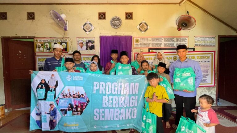 Tentu, mari kita kemas ulang artikel ini agar lebih segar, persuasif, dan sesuai dengan identitas Yayasan SARANA Berbagi, lengkap dengan optimasi SEO yang Anda minta. Paket Kebaikan Sembako: Amalan Sederhana yang Menjadi Penopang Hidup Sesama Di tengah kondisi ekonomi yang fluktuatif, satu paket sembako mungkin terlihat biasa saja bagi kita. Namun, bagi keluarga yang sedang kesulitan, paket tersebut adalah penyambung harapan dan bukti bahwa mereka tidak sendirian. Inilah alasan mengapa berbagi kebaikan sembako memiliki nilai yang sangat mendalam. Dalam pandangan kemanusiaan dan spiritual, berbagi makanan bukan sekadar empati sosial. Ia adalah tindakan nyata yang menyentuh kebutuhan paling mendasar manusia. Bersama Yayasan SARANA Berbagi, mari kita bedah mengapa amalan ini begitu istimewa. Keutamaan Berbagi Bahan Pokok Memberi makan adalah bentuk kebaikan yang manfaatnya bisa langsung dirasakan tanpa tertunda. Rasulullah SAW pernah berpesan kepada umatnya untuk menebarkan salam dan memberikan makan kepada sesama. Mengapa hal ini begitu utama? Karena dengan terpenuhinya kebutuhan perut, seseorang bisa kembali memiliki kekuatan untuk beribadah, bekerja, dan menjaga martabat hidupnya. Sembako menjadi pilihan yang sangat tepat karena mencakup kebutuhan inti rumah tangga. Manfaat Luas dari Satu Paket Kebaikan Sedekah sembako menciptakan efek domino kebaikan yang menyentuh berbagai sisi: Bagi Penerima: Menjaga dapur tetap menyala dan meringankan beban pikiran. Bantuan ini sering kali menjadi jawaban atas doa-doa mereka di tengah kecemasan akan hari esok. Bagi Pemberi: Menjadi sarana pembersih harta dan pembawa ketenangan batin. Keyakinan bahwa harta yang dibagikan tidak akan berkurang, melainkan tumbuh penuh keberkahan, menjadi motor penggerak hati. Bagi Lingkungan Sosial: Mempererat ikatan persaudaraan dan mengikis jurang sosial. Lingkungan yang gemar berbagi akan tumbuh lebih harmonis dan penuh rasa peduli. Panduan Menyusun Paket Sembako yang Berkah Agar manfaat yang diterima maksimal, Yayasan SARANA Berbagi menyarankan beberapa hal berikut dalam menyusun paket Anda: Utamakan Kualitas: Berikan bahan makanan yang juga layak kita konsumsi sendiri. Kualitas mencerminkan ketulusan hati kita. Komposisi yang Pas: Pastikan berisi kebutuhan pokok seperti beras, minyak goreng, gula, dan protein tambahan agar gizi keluarga penerima tetap terjaga. Kemasan yang Bermartabat: Gunakan wadah yang rapi dan kuat. Hal ini bukan hanya soal keamanan distribusi, tapi juga bentuk penghormatan kita kepada saudara yang menerima. Kesimpulan Berbagi sembako adalah langkah nyata untuk menebar kebahagiaan. Ia menguatkan yang lemah, menenangkan yang memberi, dan menghangatkan suasana sosial kita. Sebagai wadah untuk menyalurkan kepedulian Anda secara amanah, Yayasan SARANA Berbagi siap mendampingi Anda untuk mengalirkan bantuan kepada mereka yang benar-benar membutuhkan. Mari wujudkan nyata kepedulian kita hari ini. Kata Kunci & Tag SEO: kebaikan sembako, paket sembako murah, bantuan pangan yatim dhuafa, donasi bahan pokok, yayasan sosial terpercaya, cara berbagi sembako, amalan sedekah pangan, berbagi ke sesama, bantuan sembako darurat, sedekah jariyah makanan, berbagi sembako,