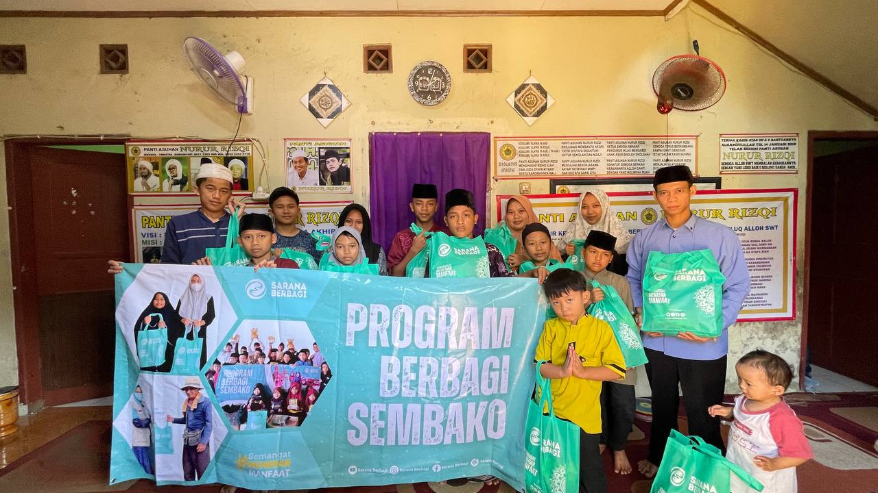 Tentu, mari kita kemas ulang artikel ini agar lebih segar, persuasif, dan sesuai dengan identitas Yayasan SARANA Berbagi, lengkap dengan optimasi SEO yang Anda minta. Paket Kebaikan Sembako: Amalan Sederhana yang Menjadi Penopang Hidup Sesama Di tengah kondisi ekonomi yang fluktuatif, satu paket sembako mungkin terlihat biasa saja bagi kita. Namun, bagi keluarga yang sedang kesulitan, paket tersebut adalah penyambung harapan dan bukti bahwa mereka tidak sendirian. Inilah alasan mengapa berbagi kebaikan sembako memiliki nilai yang sangat mendalam. Dalam pandangan kemanusiaan dan spiritual, berbagi makanan bukan sekadar empati sosial. Ia adalah tindakan nyata yang menyentuh kebutuhan paling mendasar manusia. Bersama Yayasan SARANA Berbagi, mari kita bedah mengapa amalan ini begitu istimewa. Keutamaan Berbagi Bahan Pokok Memberi makan adalah bentuk kebaikan yang manfaatnya bisa langsung dirasakan tanpa tertunda. Rasulullah SAW pernah berpesan kepada umatnya untuk menebarkan salam dan memberikan makan kepada sesama. Mengapa hal ini begitu utama? Karena dengan terpenuhinya kebutuhan perut, seseorang bisa kembali memiliki kekuatan untuk beribadah, bekerja, dan menjaga martabat hidupnya. Sembako menjadi pilihan yang sangat tepat karena mencakup kebutuhan inti rumah tangga. Manfaat Luas dari Satu Paket Kebaikan Sedekah sembako menciptakan efek domino kebaikan yang menyentuh berbagai sisi: Bagi Penerima: Menjaga dapur tetap menyala dan meringankan beban pikiran. Bantuan ini sering kali menjadi jawaban atas doa-doa mereka di tengah kecemasan akan hari esok. Bagi Pemberi: Menjadi sarana pembersih harta dan pembawa ketenangan batin. Keyakinan bahwa harta yang dibagikan tidak akan berkurang, melainkan tumbuh penuh keberkahan, menjadi motor penggerak hati. Bagi Lingkungan Sosial: Mempererat ikatan persaudaraan dan mengikis jurang sosial. Lingkungan yang gemar berbagi akan tumbuh lebih harmonis dan penuh rasa peduli. Panduan Menyusun Paket Sembako yang Berkah Agar manfaat yang diterima maksimal, Yayasan SARANA Berbagi menyarankan beberapa hal berikut dalam menyusun paket Anda: Utamakan Kualitas: Berikan bahan makanan yang juga layak kita konsumsi sendiri. Kualitas mencerminkan ketulusan hati kita. Komposisi yang Pas: Pastikan berisi kebutuhan pokok seperti beras, minyak goreng, gula, dan protein tambahan agar gizi keluarga penerima tetap terjaga. Kemasan yang Bermartabat: Gunakan wadah yang rapi dan kuat. Hal ini bukan hanya soal keamanan distribusi, tapi juga bentuk penghormatan kita kepada saudara yang menerima. Kesimpulan Berbagi sembako adalah langkah nyata untuk menebar kebahagiaan. Ia menguatkan yang lemah, menenangkan yang memberi, dan menghangatkan suasana sosial kita. Sebagai wadah untuk menyalurkan kepedulian Anda secara amanah, Yayasan SARANA Berbagi siap mendampingi Anda untuk mengalirkan bantuan kepada mereka yang benar-benar membutuhkan. Mari wujudkan nyata kepedulian kita hari ini. Kata Kunci & Tag SEO: kebaikan sembako, paket sembako murah, bantuan pangan yatim dhuafa, donasi bahan pokok, yayasan sosial terpercaya, cara berbagi sembako, amalan sedekah pangan, berbagi ke sesama, bantuan sembako darurat, sedekah jariyah makanan, berbagi sembako,